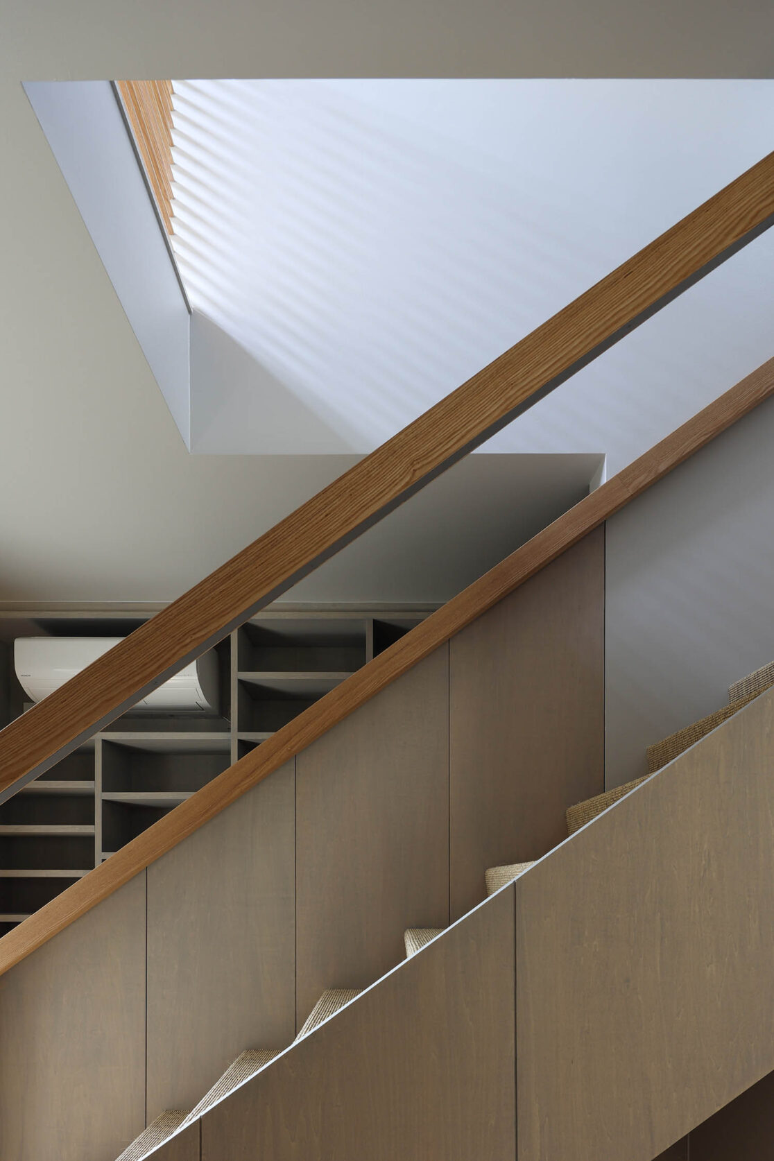 階段上から柔らかい光が降り注ぐ