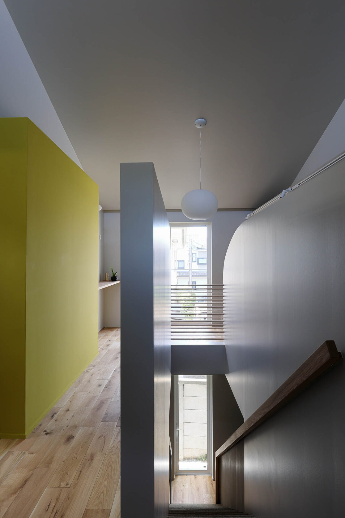 2階階段ホール南側をみる