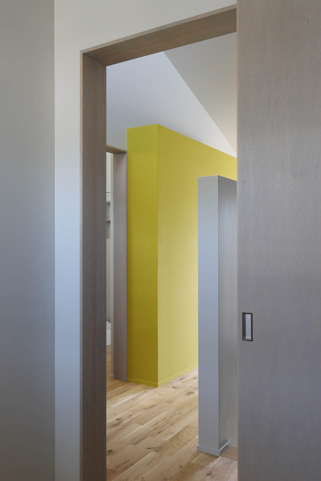 個室から階段ホールをみる