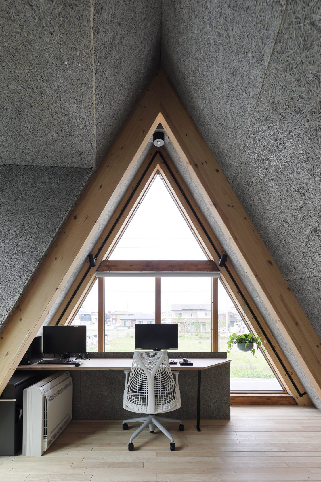 オフィス棟２階執務スペース