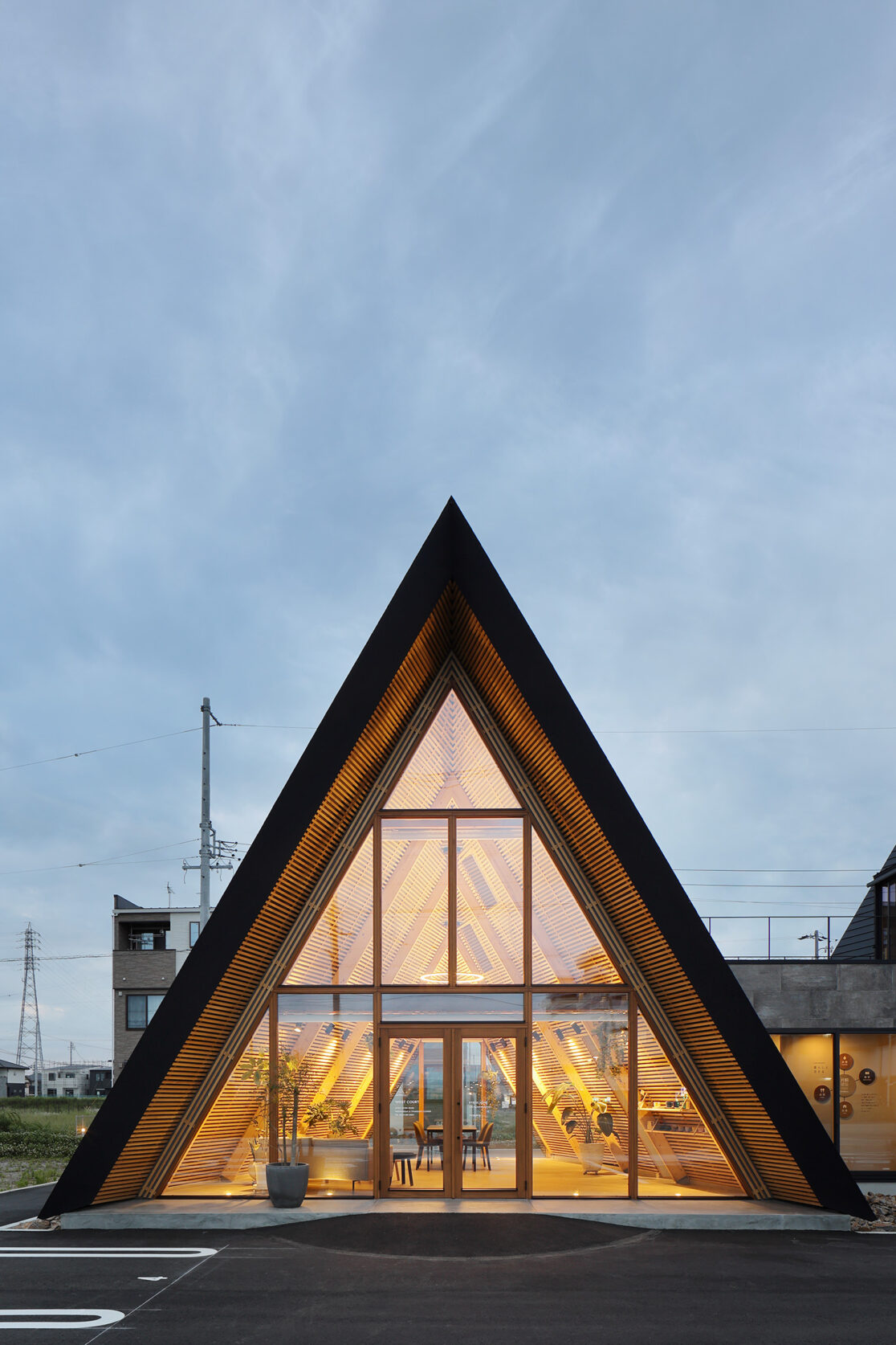 外観夕景２コミュニティ棟