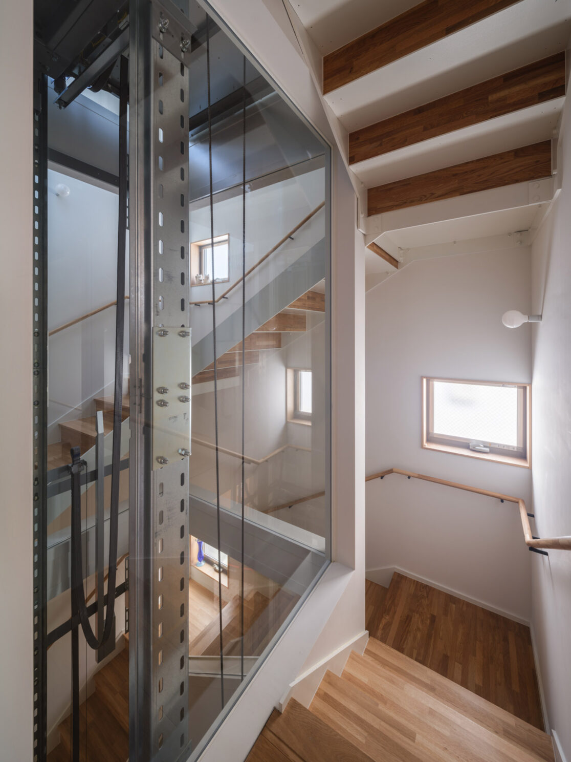 光が降り注ぐEV