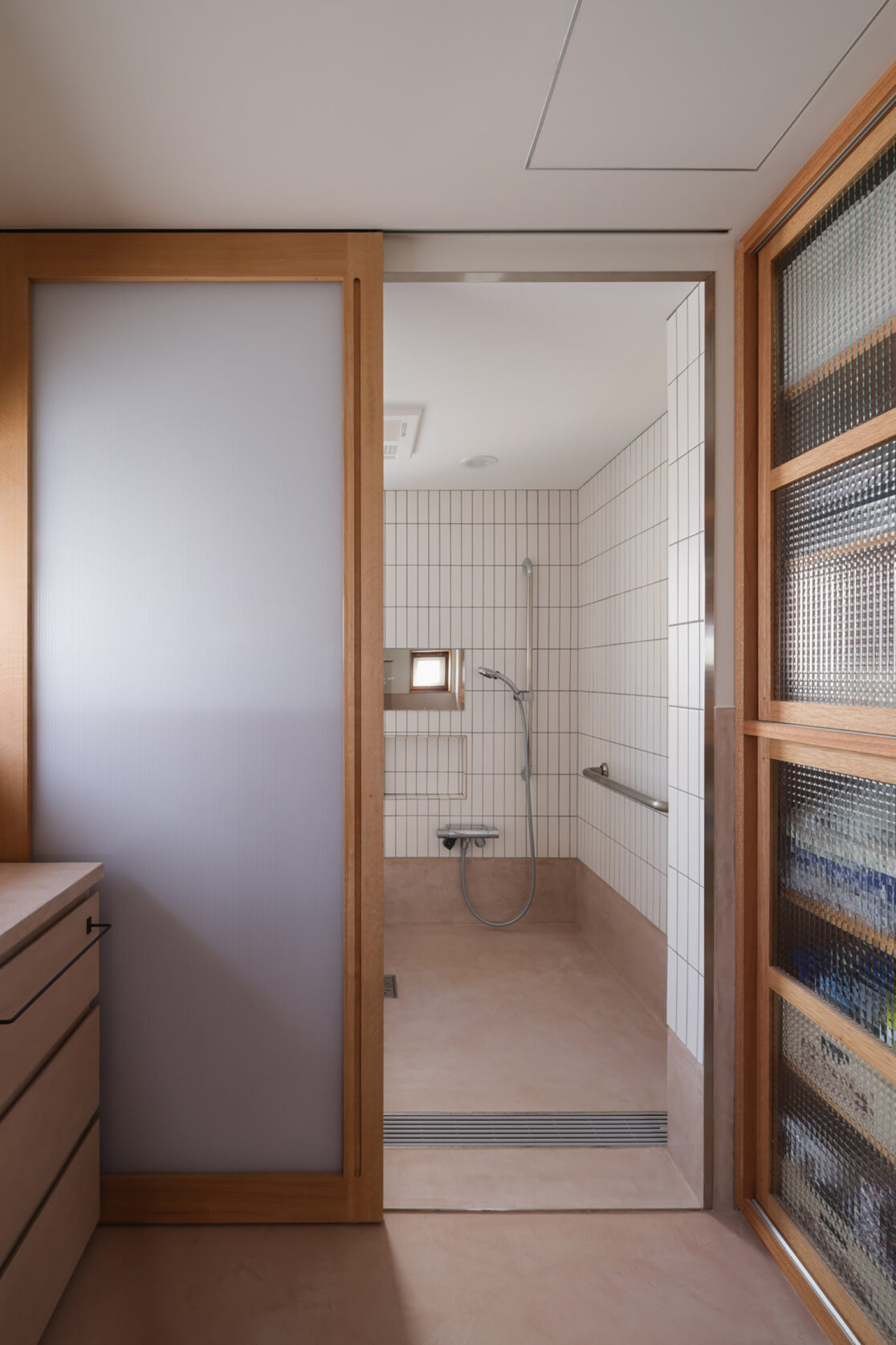 洗面室から浴室をみる