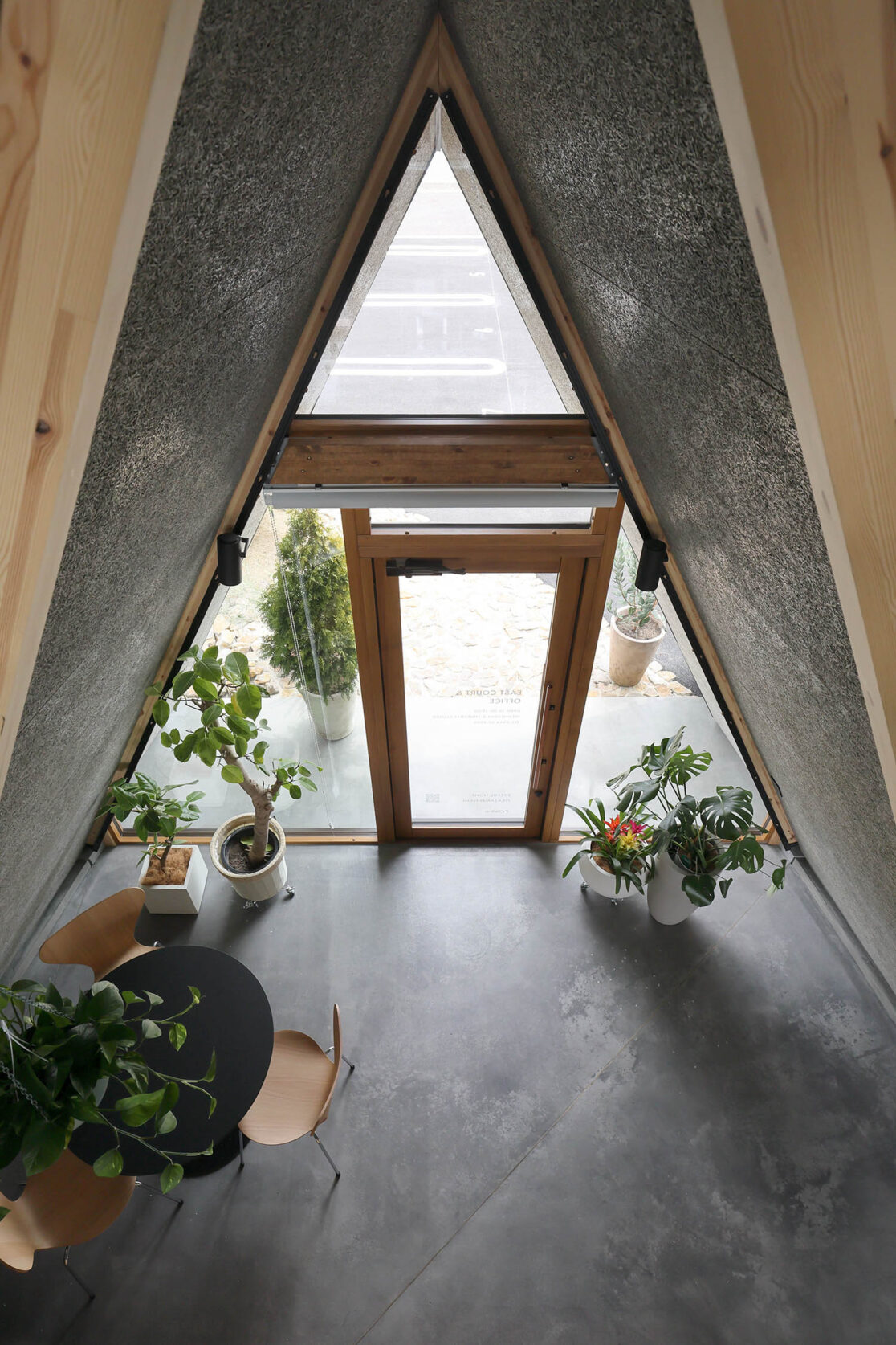 オフィス棟エントランス見下げ