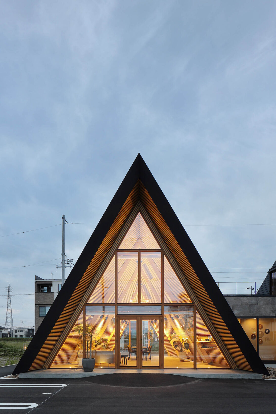 外観夕景２コミュニティ棟